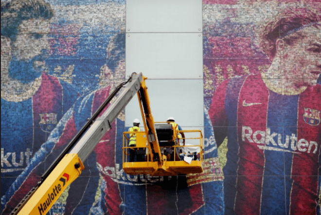 En el FC Barcelona han empezado a retirar las imágenes de Messi del Camp Nou. Foto Prensa Libre (NACHO DOCE REUTERS)