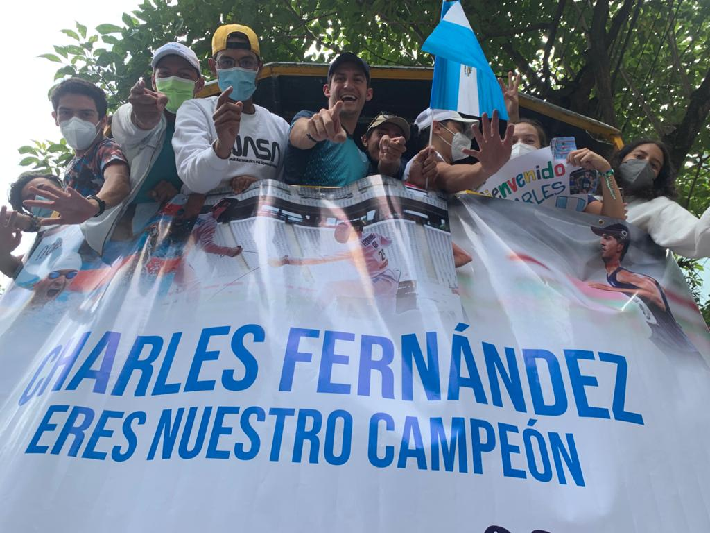 El guatemalteco fue recibido por atletas, familiares y autoridades. Foto Prensa Libre (Twitter COG)