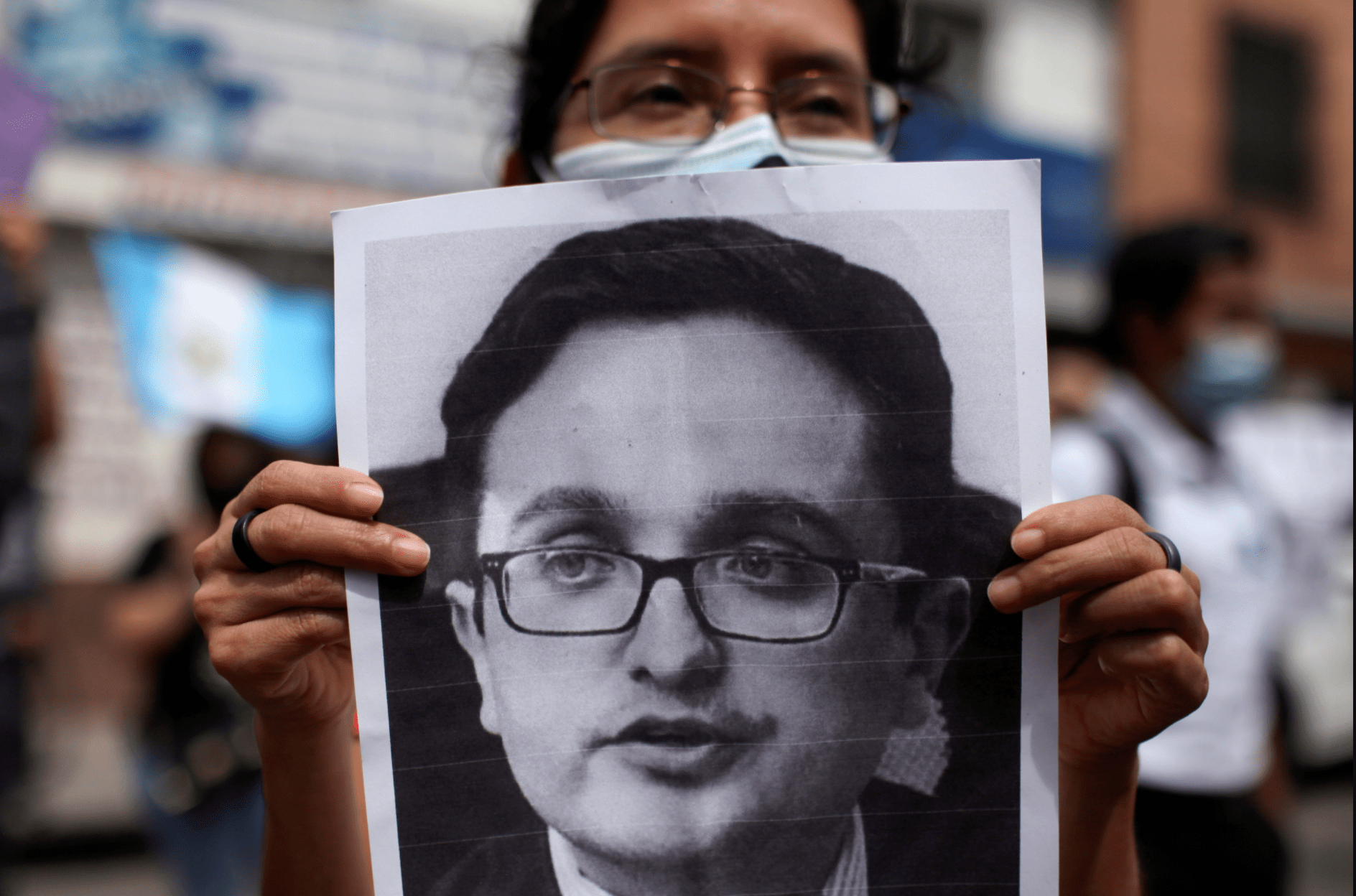 Un manifestante porta un cartel con el rostro de Juan Francisco Sandoval durante una protesta el 24 de julio de 2021, en Ciudad de Guatemala.
