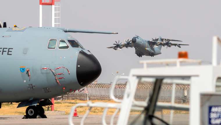 Las fuerzas armadas internacionales evacúan a ciudadanos alemanes, afganos y otros de Afganistán utilizando el aeropuerto de Tashkent como centro de transporte. (Foto Prensa Libre: EFE)
