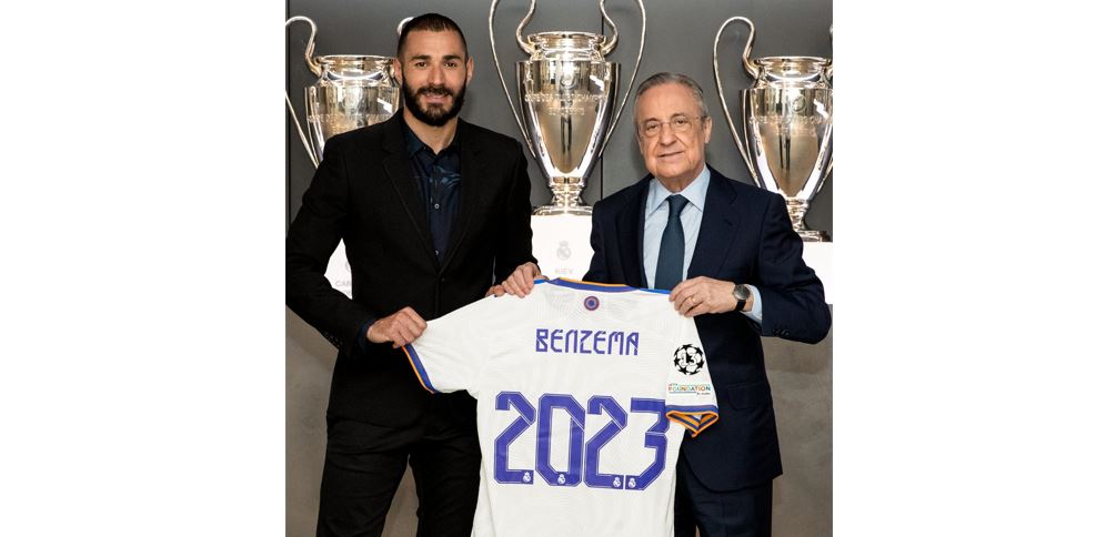 Karim Benzema, junto a Florentino Pérez, presidente del Real Madrid. (Foto Prensa Libre: Real Madrid)