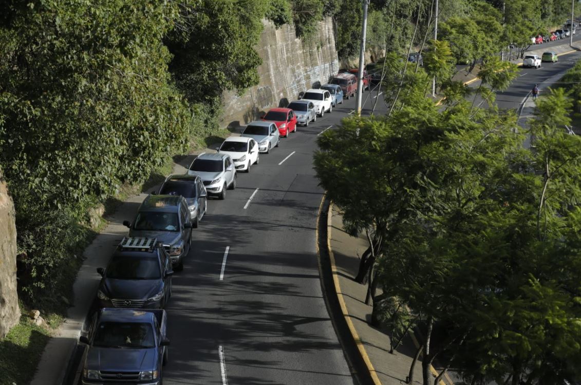 Largas filas de vehículos en el centro de vacunación de la Universidad Rafael Landívar. Personas buscan segunda dosis de la Sputnik V. (Foto Prensa Libre: Esbin García)
