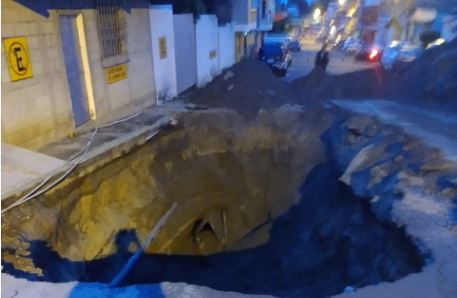 En el bulevar Pablo VI, de la zona 7 de Mixco, el sistema de drenajes volvió a colapsar. (Foto: Conred)