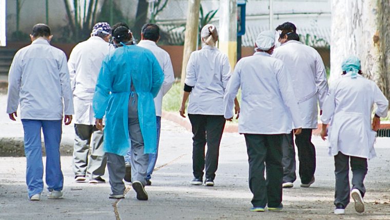 Los médicos continúan trabajando al límite para atender la demanda de pacientes con cuadros de covid moderado y grave. (Foto Prensa Libre: Hemeroteca PL)