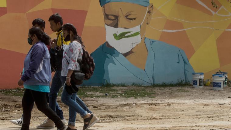 GU3002. CIUDAD DE GUATEMALA (GUATEMALA), 24/06/2020.- Vista del mural del pintor guatemalteco Kevin Pérez, en honor a los médicos que atienden el coronavirus, en Ciudad de Guatemala (Guatemala). Kevin Pérez un pintor de 26 años realiza un mural en honor a los médicos que fallecieron por coronavirus al atender a la población y los que siguen en los hospitales atendiendo la pandemia. Kevin pinta el mural a pocos metros del cementerio La Verbena en donde son enterradas las víctimas del virus en la Ciudad de Guatemala. EFE/ Esteban Biba