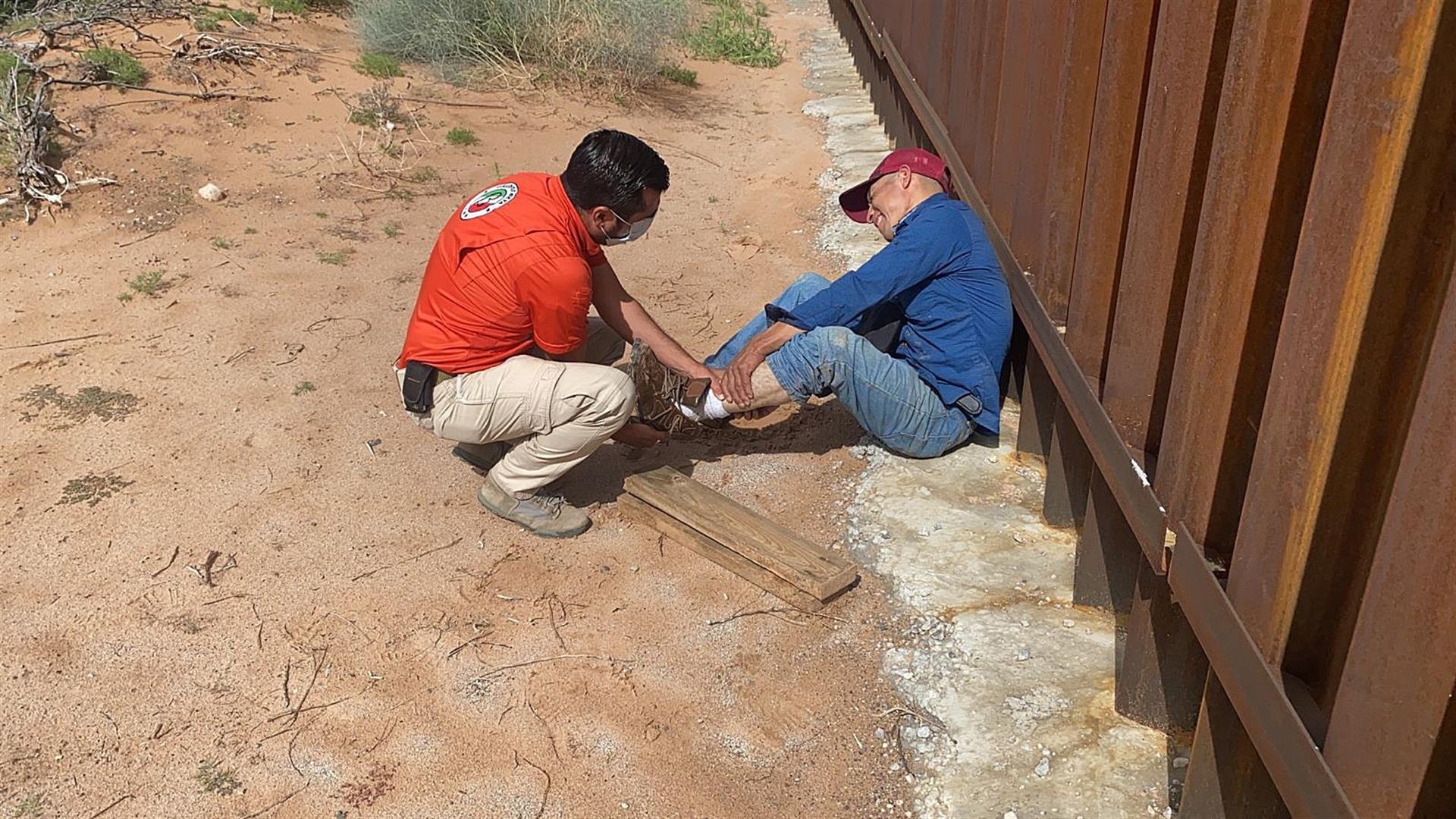 Fotografía cedida por el Instituto Nacional de Migración (INM) que muestra a un migrante lesionado al caer del muro fronterizo, en la ciudad de Chihuahua, México. (Foto Presa Libre: EFE)