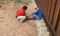 Fotografía cedida por el Instituto Nacional de Migración (INM) que muestra a un migrante lesionado al caer del muro fronterizo, en la ciudad de Chihuahua, México. (Foto Presa Libre: EFE)