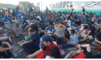 En los últimos años Guatemala ha sido paso de caravanas de centroamericanos que desfilan de manera irregular hacia los Estados Unidos. Fotografía: Prensa Libre (EFE). 