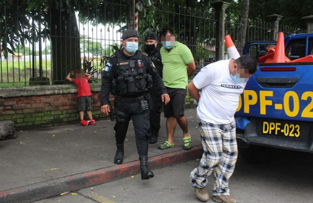 Dos guatemaltecos fueron capturados por trasladar a migrantes. (Foto: PNC) 