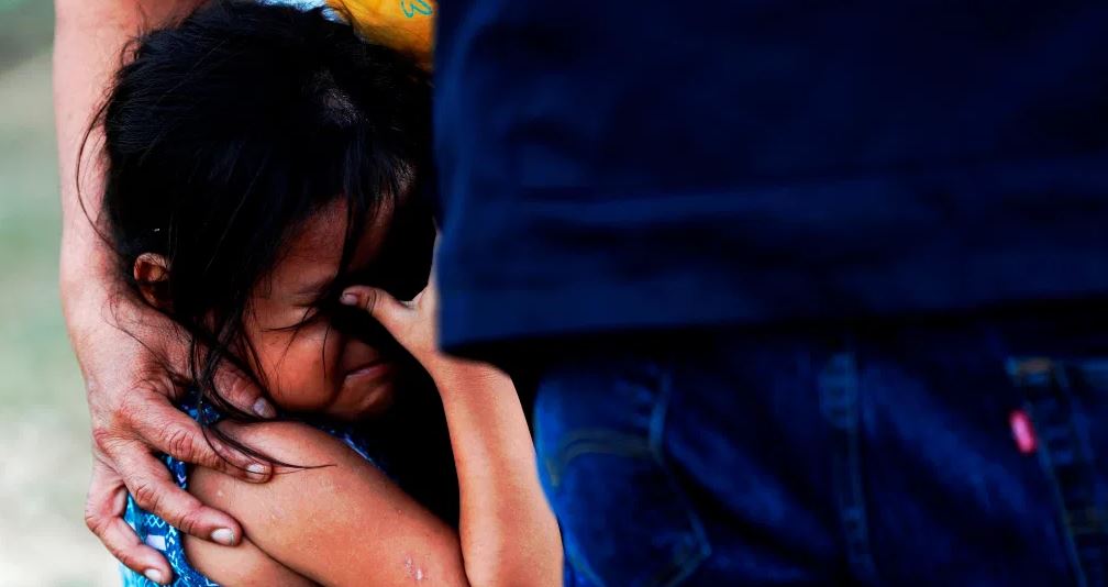 Una niña llora junto a su mamá al ser retornada a Guatemala luego de pedir, sin éxito, una visa humanitaria en la frontera de Estados Unidos, en La Libertad, Petén. (Foto Prensa Libre: EFE)

