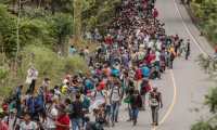 AME9744. CAMOTÁN (GUATEMALA), 16/01/2021.- Un nuevo grupo de aproximadamente tres mil migrantes hondureños llega a Guatemala hoy, luego de cruzar el punto fronterizo de El Florido, en Camotán (Guatemala). Este nuevo grupo de caminantes se une a los cerca de cinco mil migrantes que este sábado ya recorren las carreteras guatemaltecas rumbo a México, con el objetivo final de llegar a Estados Unidos. Los miles de migrantes hondureños conforman una nueva caravana migrante que dejó el pasado miércoles la ciudad hondureña de San Pedro Sula. Los caminantes dicen huir de la inseguridad, la pobreza y la falta de oportunidades de empleo en Honduras. EFE/ Esteban Biba