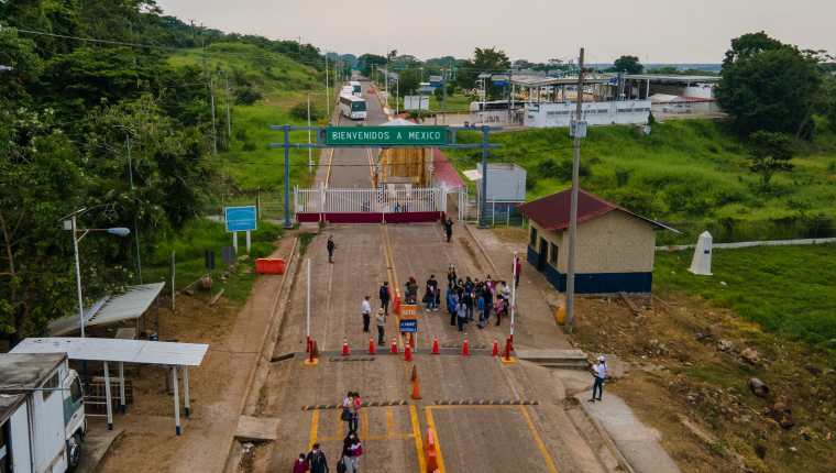 Una vista aérea muestra a los migrantes que llegan a El Ceibo, luego de ser deportados de Estados Unidos y México. (Foto Prensa Libre: AFP)