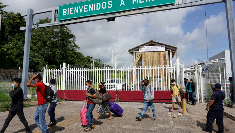 Migrantes arriban a El Ceibo, Guatemala en 2021 luego de ser deportados de Estados Unidos.  (Foto Prensa Libre: AFP)