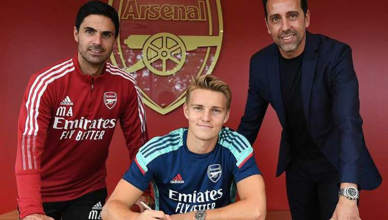 Martin Odegaard durante la firma de su contrato con el Arsenal inglés. (Foto Prensa Libre: Odegaard Instagram)