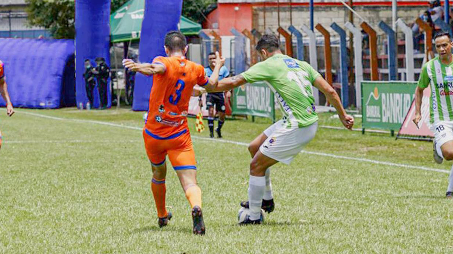 El paraguayo Pedro Baéz sumó su cuarto tanto del torneo tras eludir con una ruleta al defensa rival. (Foto Prensa Libre: Antigua Facebook)