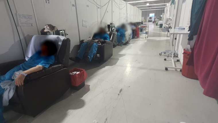 El hospital San Juan de Dios envió unos sillones al hospital del Parque de la Industria para que los pacientes no estuvieran en sillas de plástico sin embargo, aún siguen haciendo falta camas. (Foto Prensa Libre: cortesía)