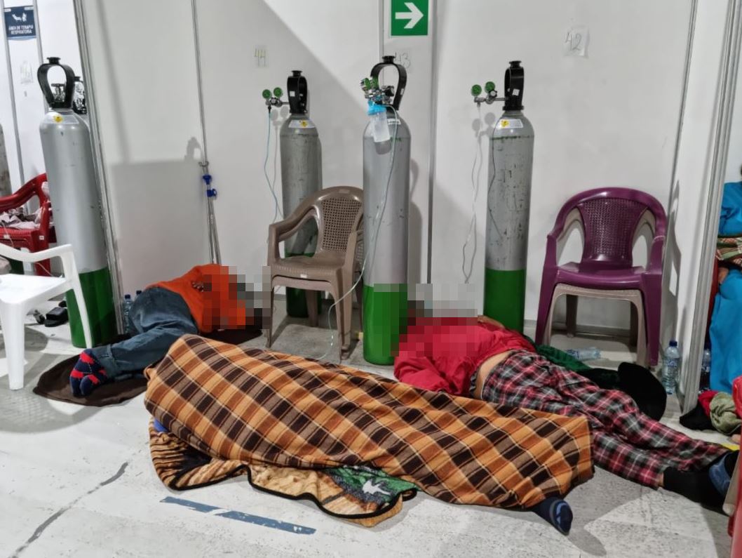 Pacientes con dependencia de oxígeno permanecen en el suelo en espera una cama en el Hospital del Parque de la Industria. (Foto Prensa Libre: Cortesía)