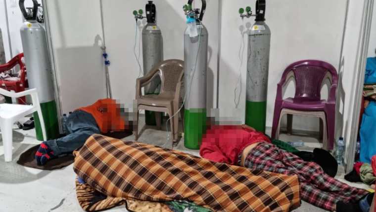 Pacientes con dependencia de oxígeno permanecen en el suelo en espera una cama en el Hospital del Parque de la Industria. (Foto Prensa Libre: Cortesía)
