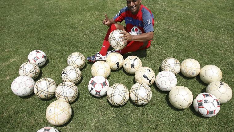 Fotografía de cuando Juan Carlos Plata llegó a los 400 goles en su carrera. (Foto Prensa Libre: Hemeroteca PL)