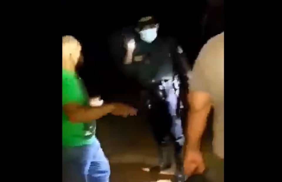 Incidente entre Supuestos migrantes y agentes de la PNC en Las Cruces, Petén. (Foto Prensa Libre: Captura de video de Facebook)