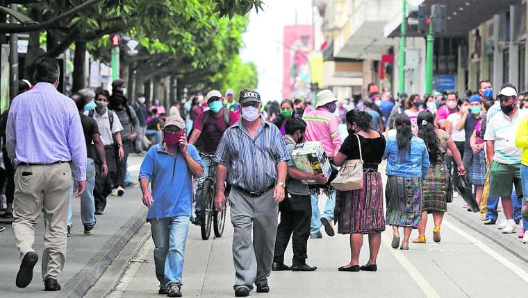 La positividad en las pruebas de covid-19 aumentó en 14 por ciento de los municipios que actualmente están en alerta roja. (Foto Prensa Libre: Hemeroteca PL)
