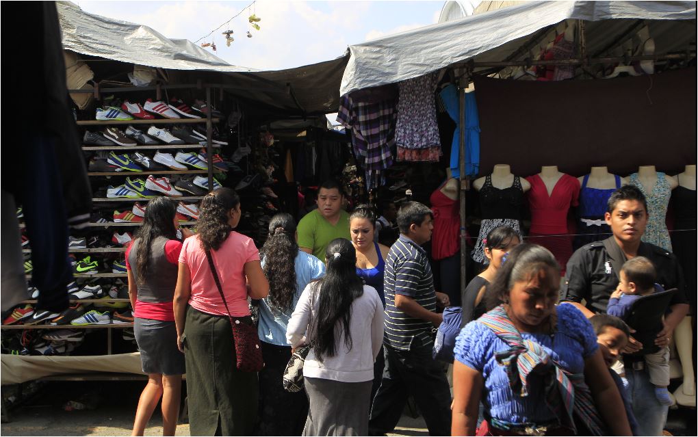 Los lugares donde se tiene la mayor cantidad de infracciones en temas de piratería son en los mercados locales. (Foto Prensa Libre: Hemeroteca)