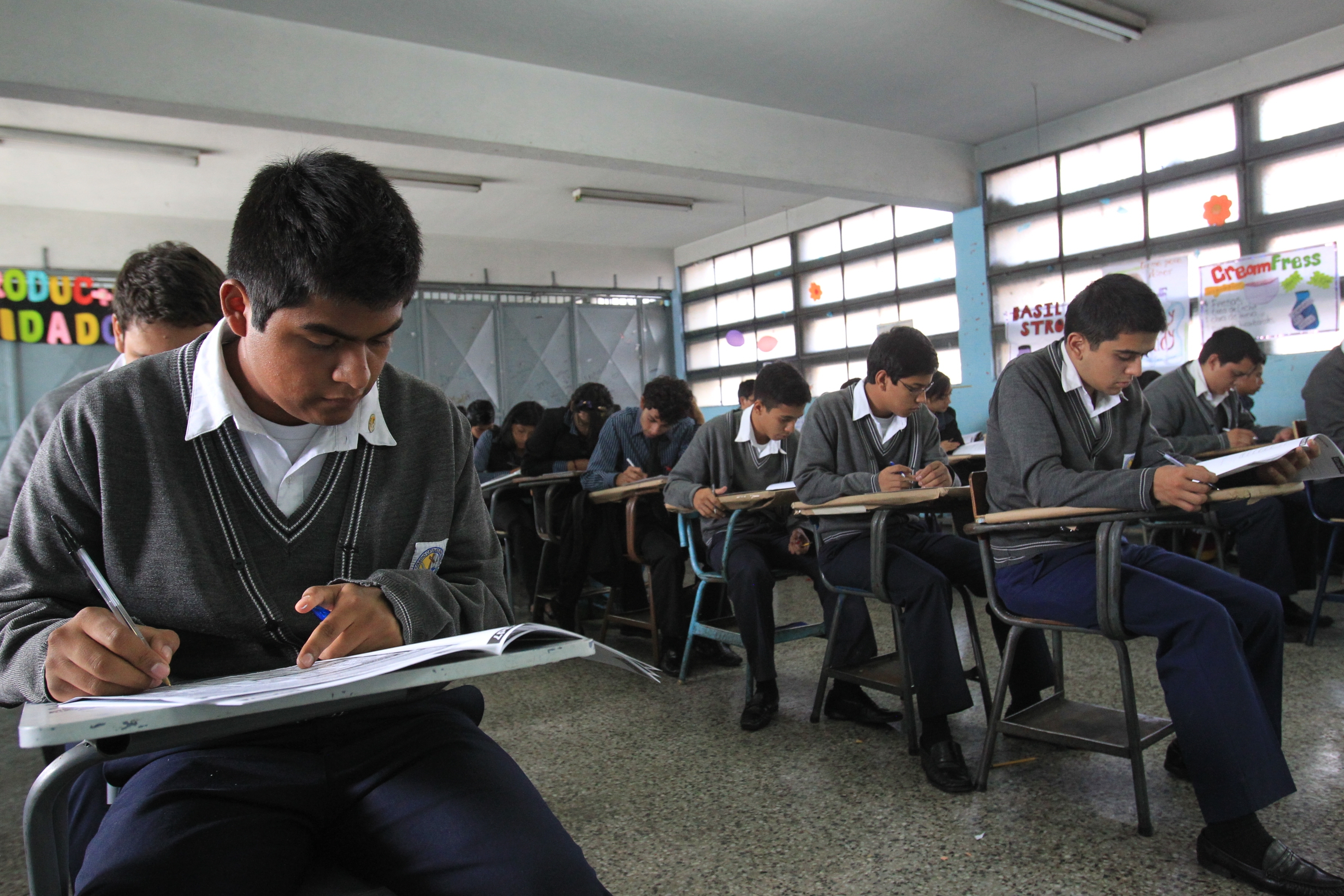 Estudiantes de la promoción 2021 se someterán a la prueba de graduando a partir de la segunda semana de agosto. Mientras que en los establecimientos públicos será presencial en los colegios, virtual. (Foto Prensa Libre: Hemeroteca PL)
