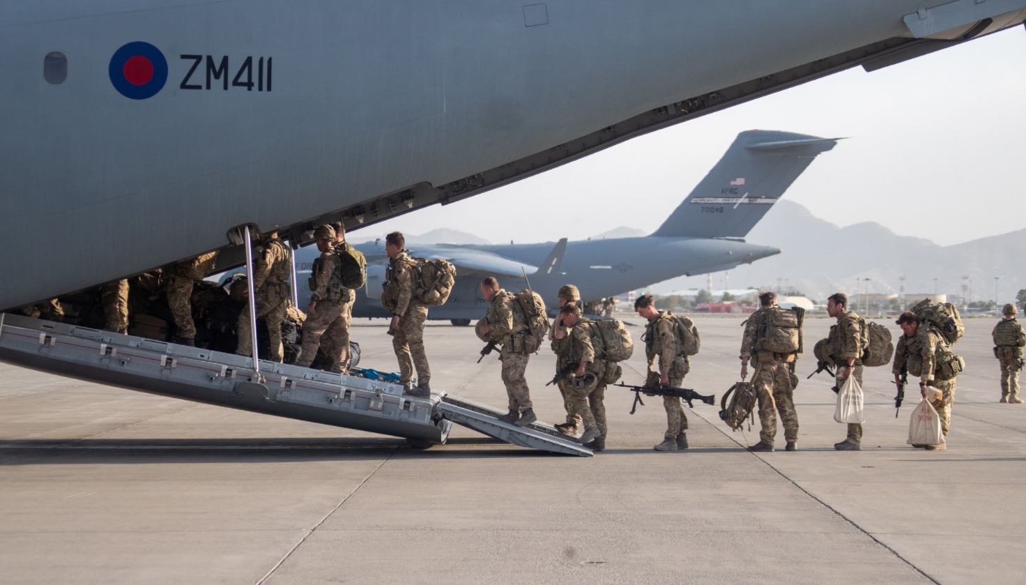 El último vuelo que transportaba personal de las Fuerzas Armadas del Reino Unido salió de Kabul. (Foto Prensa Libre: twitter.com/DefenceHQPress)