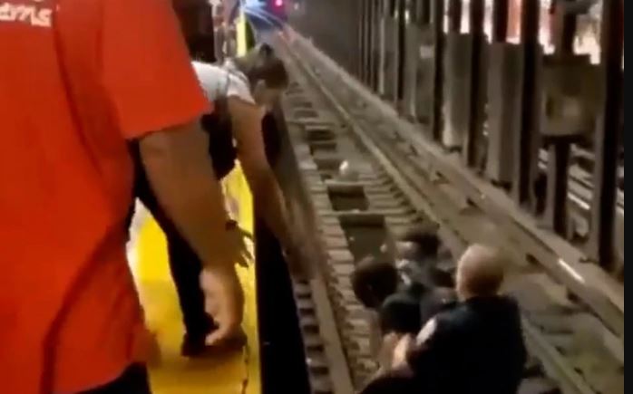 Un policía y un pasajero salvaron la vida de una persona a punto de ser arrollada por el metro. (Foto Prensa Libre: Twitter)