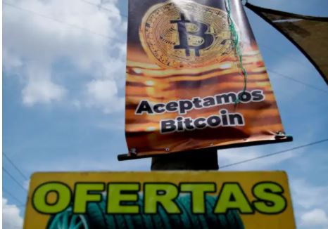 El Salvador se prepara para hacer circular legalmente el bitcóin. (Foto Prensa Libre: EFE)