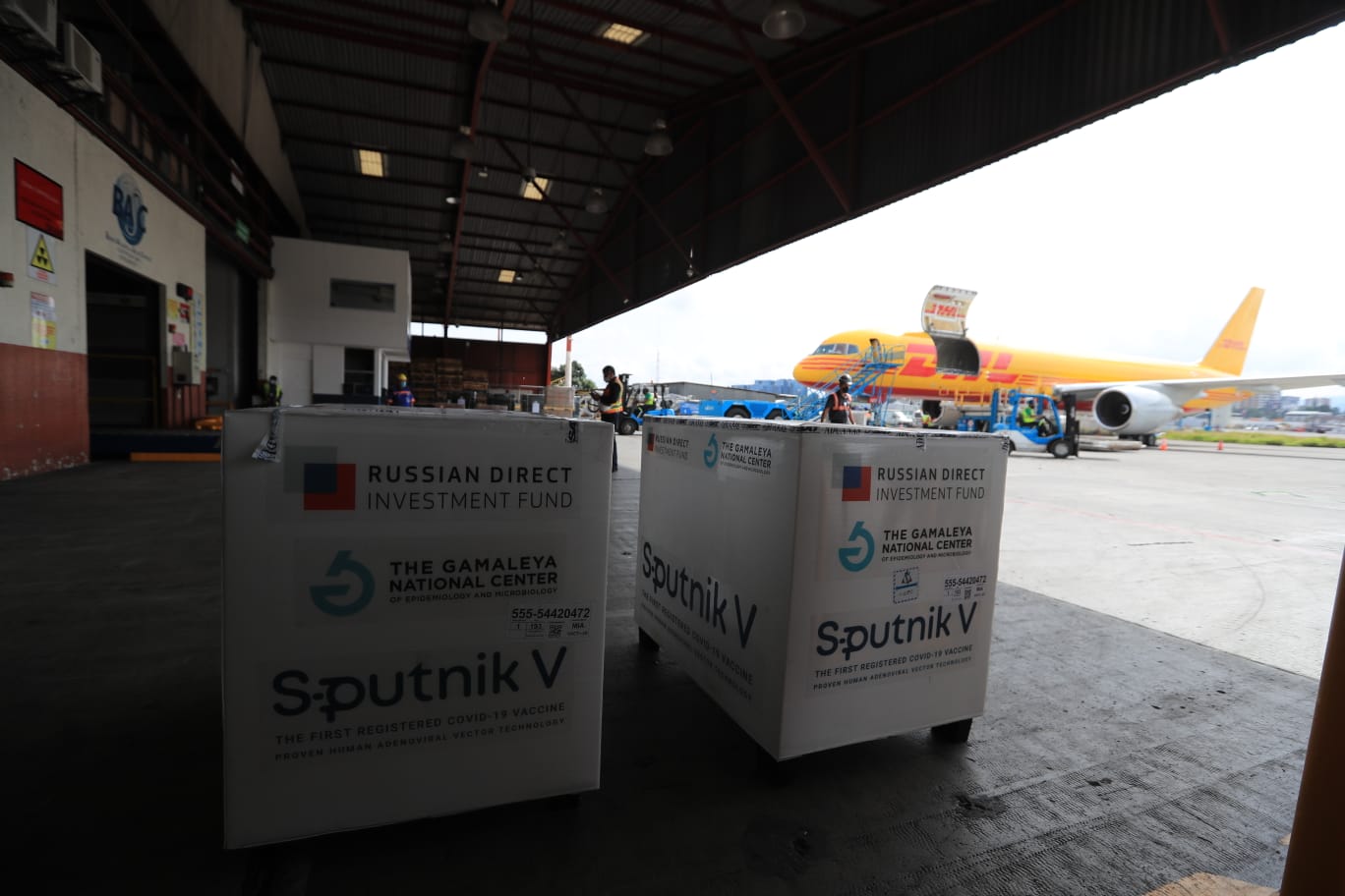 Un lote de 100 mil dosis de segundo componente de vacunas Sputnik V arribó a Guatemala el 31 de agosto de 2021. (Foto Prensa Libre: Byron García)