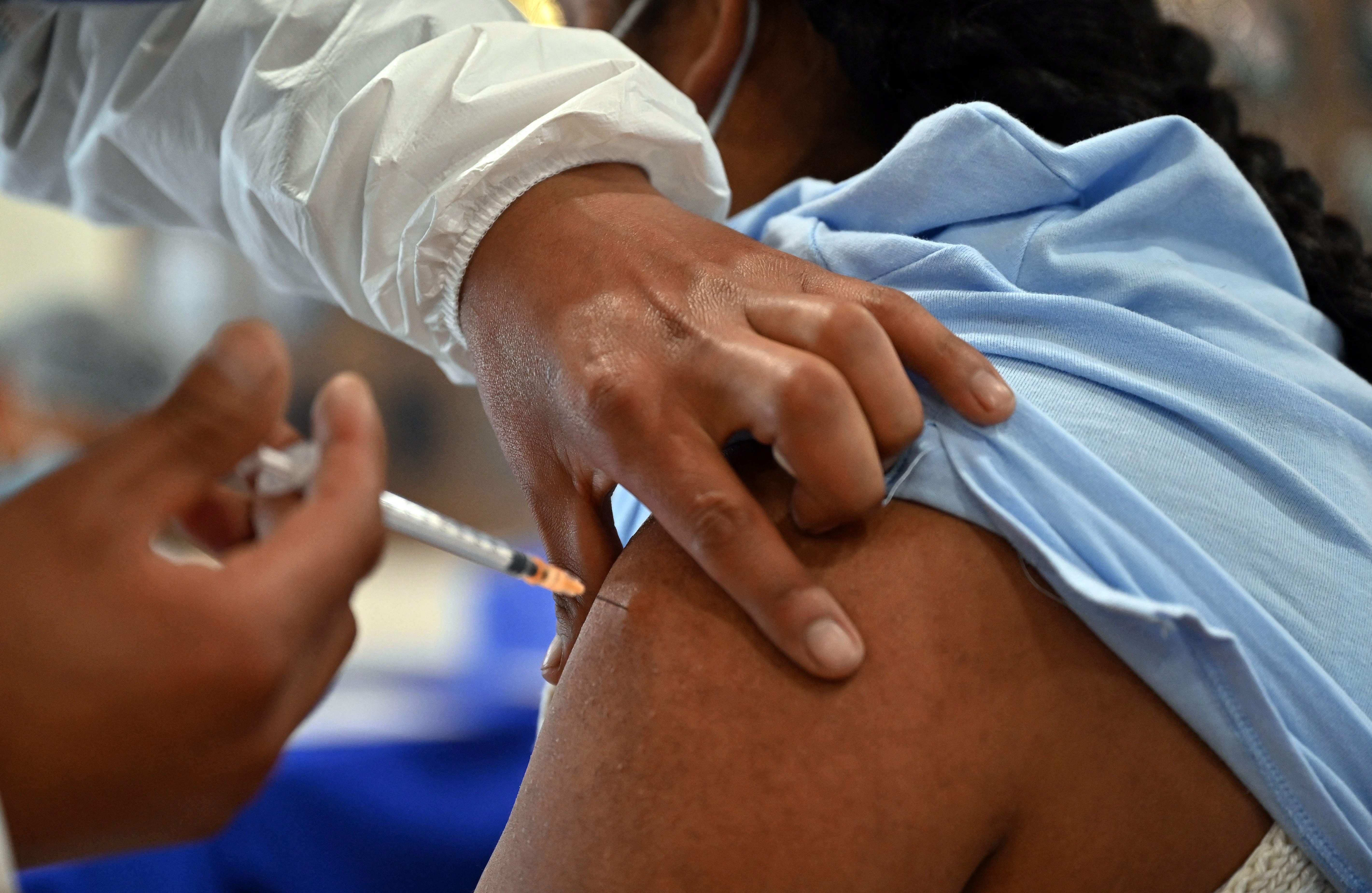 Miles de guatemaltecos que se vacunaron con Sputnik V podrían recibir una dosis de refuerzo de AstraZeneca. (Foto Prensa Libre: AFP)
