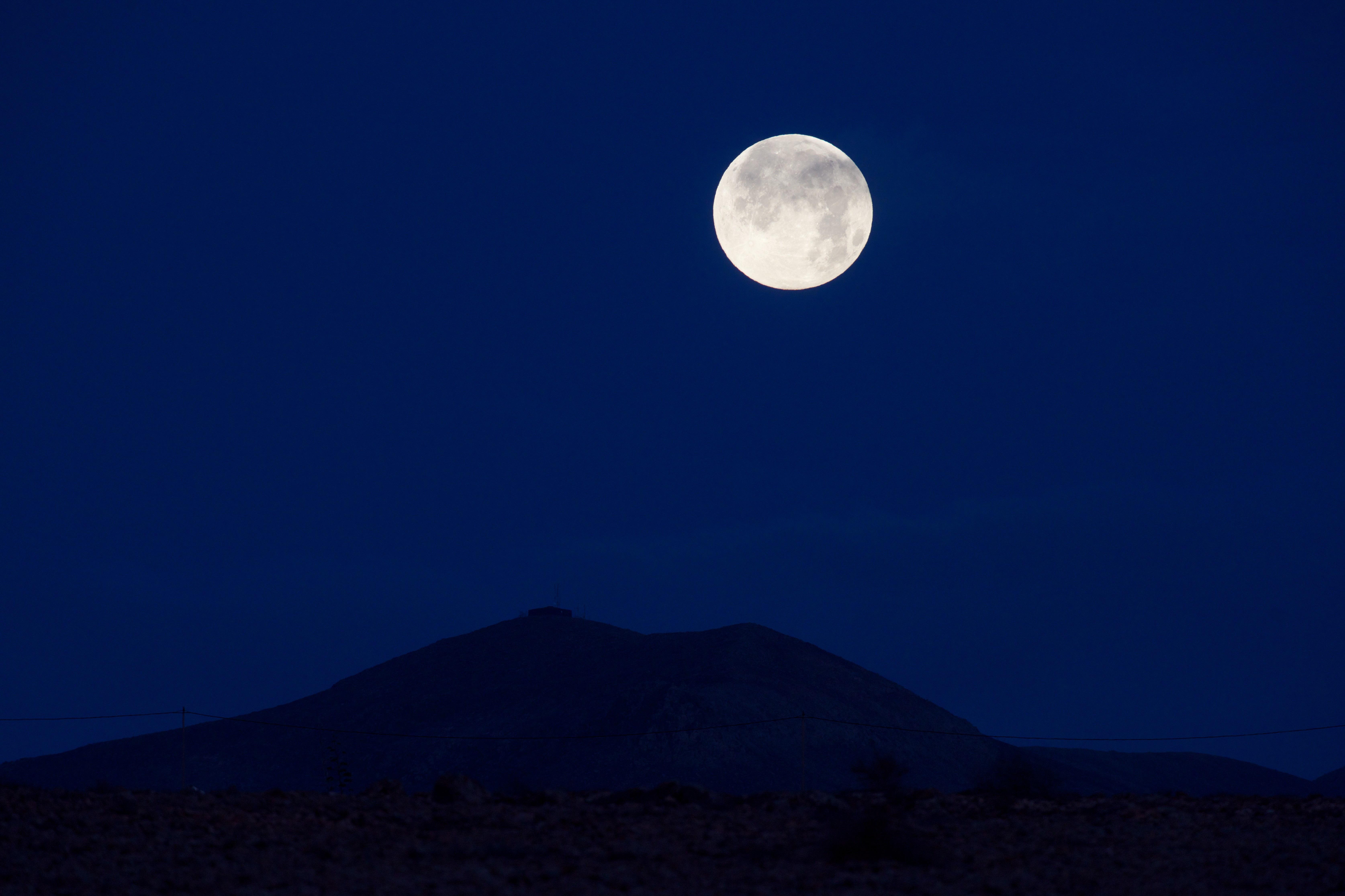 La Luna Azul estacional es un fenómeno astronómico que ocurre cada dos años y medio, según la NASA. (Foto Prensa Libre: EFE)
