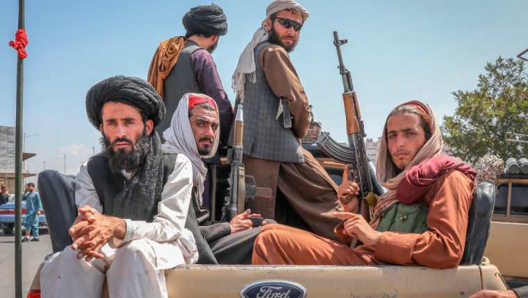Los talibanes regresaron al poder luego de 20 años y han comenzado a imponer sus reglas y creencias. (Foto Prensa Libre: EFE)
