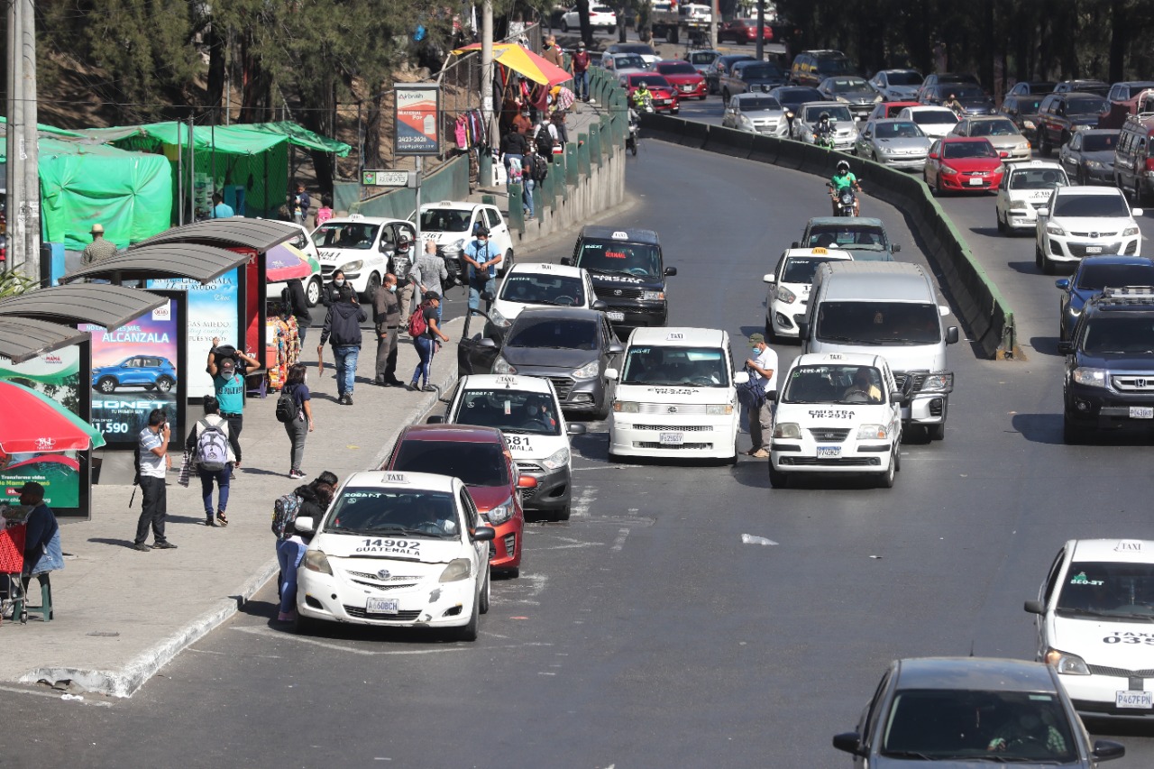 Organizaciones de mujeres han denunciado asaltos y agresiones sexuales en taxis ilegales que operan en la Ciudad de Guatemala. Exigen atención de las autoridades a este flagelo. Foto con fines ilustrativos Hemeroteca PL