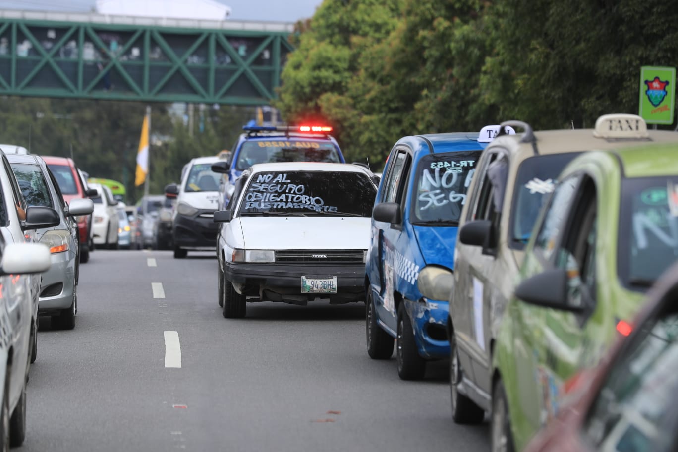 Taxistas durante protestas y caravanas en la capital y bloqueos en varios departamentos para rechazar el seguro obligatorio en 2021. (Foto Prensa Libre: HemerotecaPL)