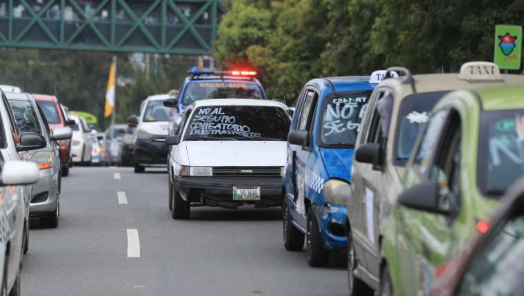 Taxistas durante protestas y caravanas en la capital y bloqueos en varios departamentos para rechazar el seguro obligatorio en 2021. (Foto Prensa Libre: HemerotecaPL)