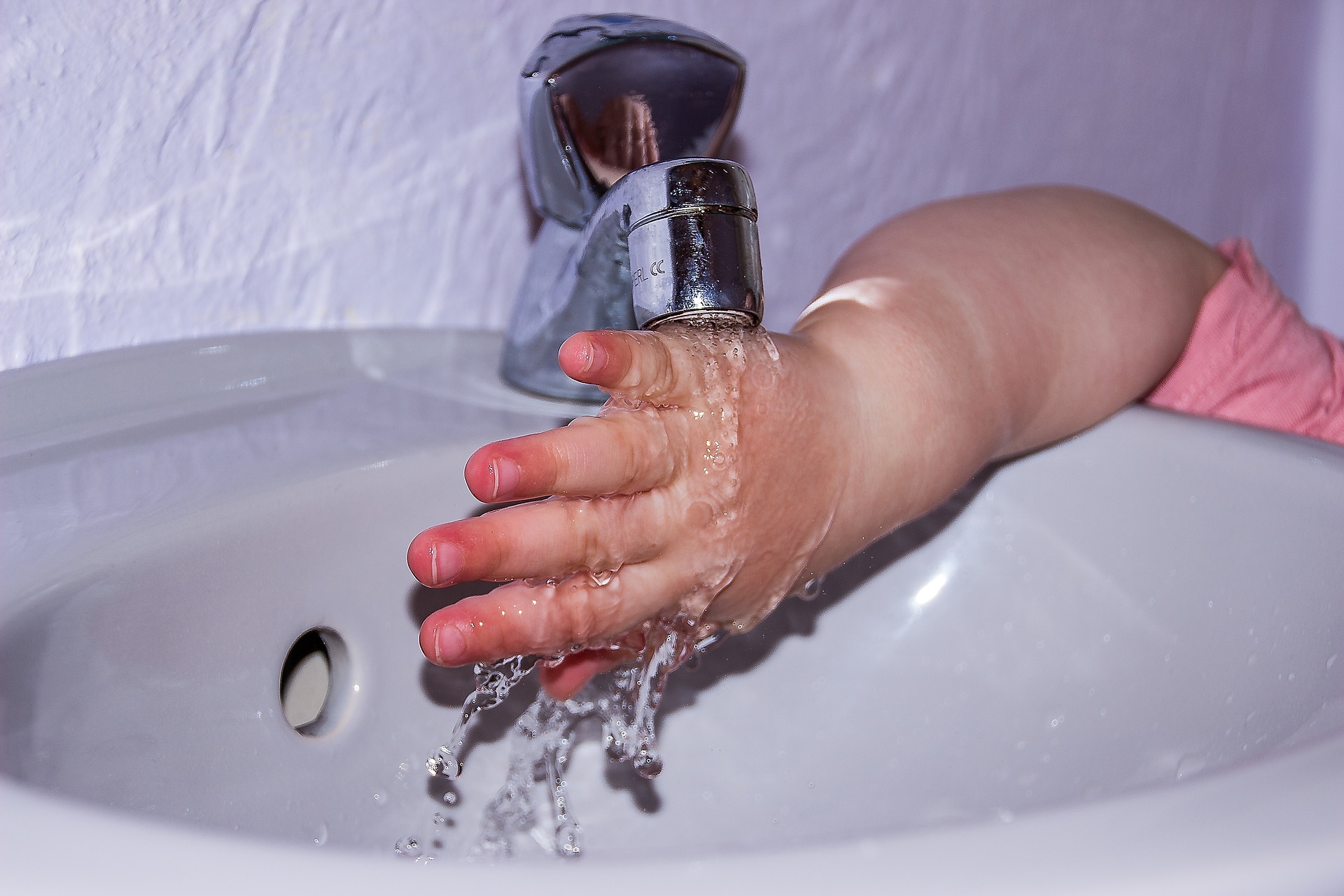 Los niños deben desinfectarse con agua y jabón