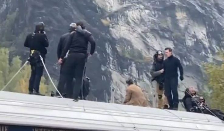 Tom Cruise mientras graba una escena de la película Misión Imposible 7. Su auto fue robado sin que su guardaespaldas se percatara. (Foto Prensa Libre: HemerotecaPL)