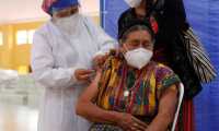 Centro de vacunacin a personas de  la tercera edad en San Juan Sacatepquez,  Mara Lucreca Suruy  de 83 aos,  durante su vacunacin para prevenir el contagio de Covid -19. 




Fotografa  Esbin Garcia 11-05-21