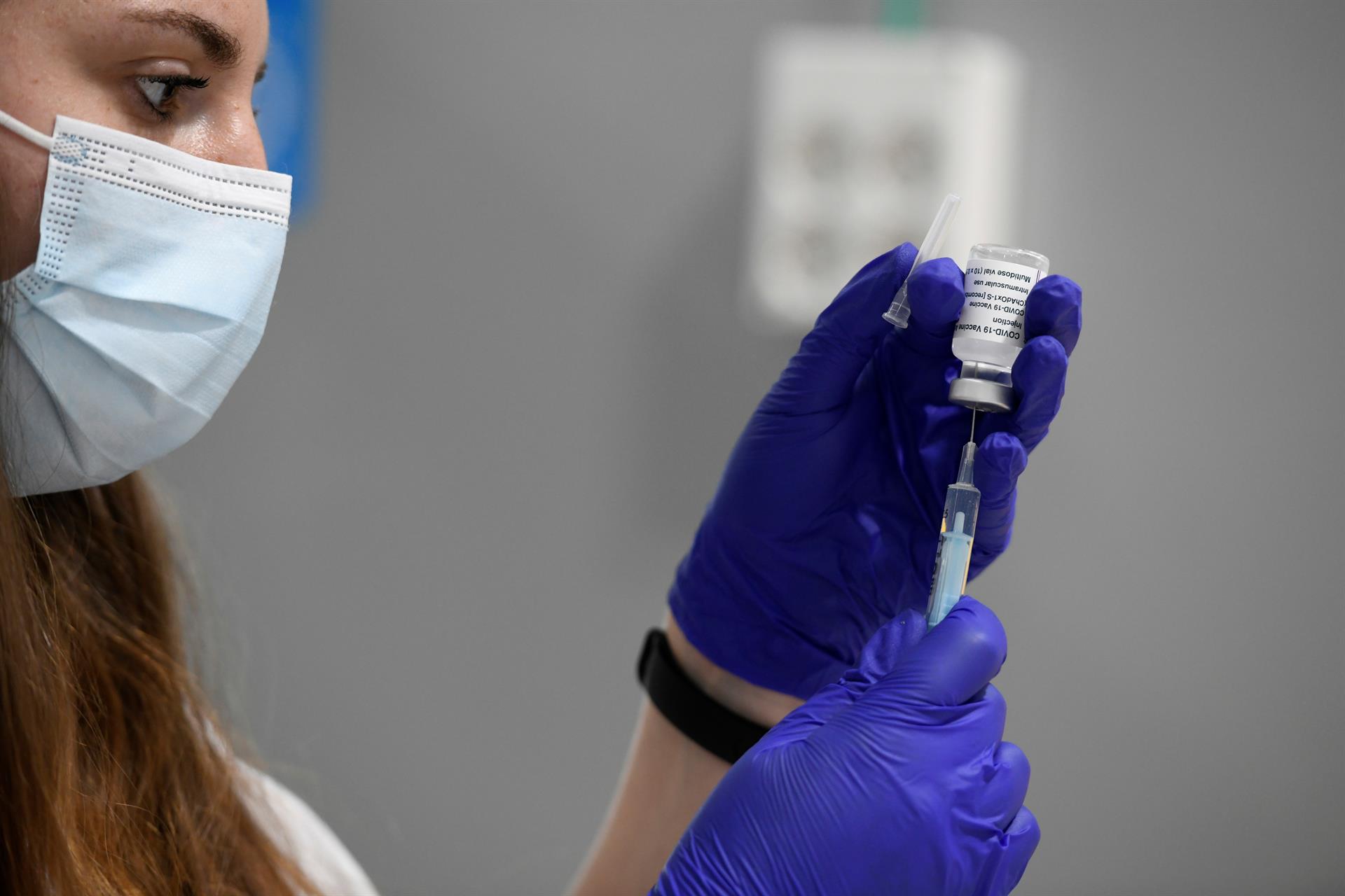 En la imagen el registro de una enfermera al preparar una dosis de la vacuna anticovid de AstraZeneca. (Foto Prensa Libre: EFE)