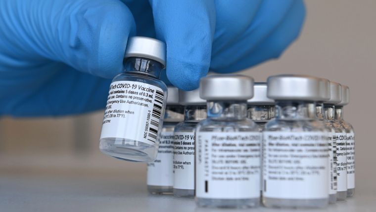 Hasta ahora el Gobierno de Alejandro Giammattei solo ha conseguido contratos para comprar vacunas con Rusia y a través del mecanismo Covax, de la OMS/OPS. (Foto Prensa Libre: Hemeroteca PL)