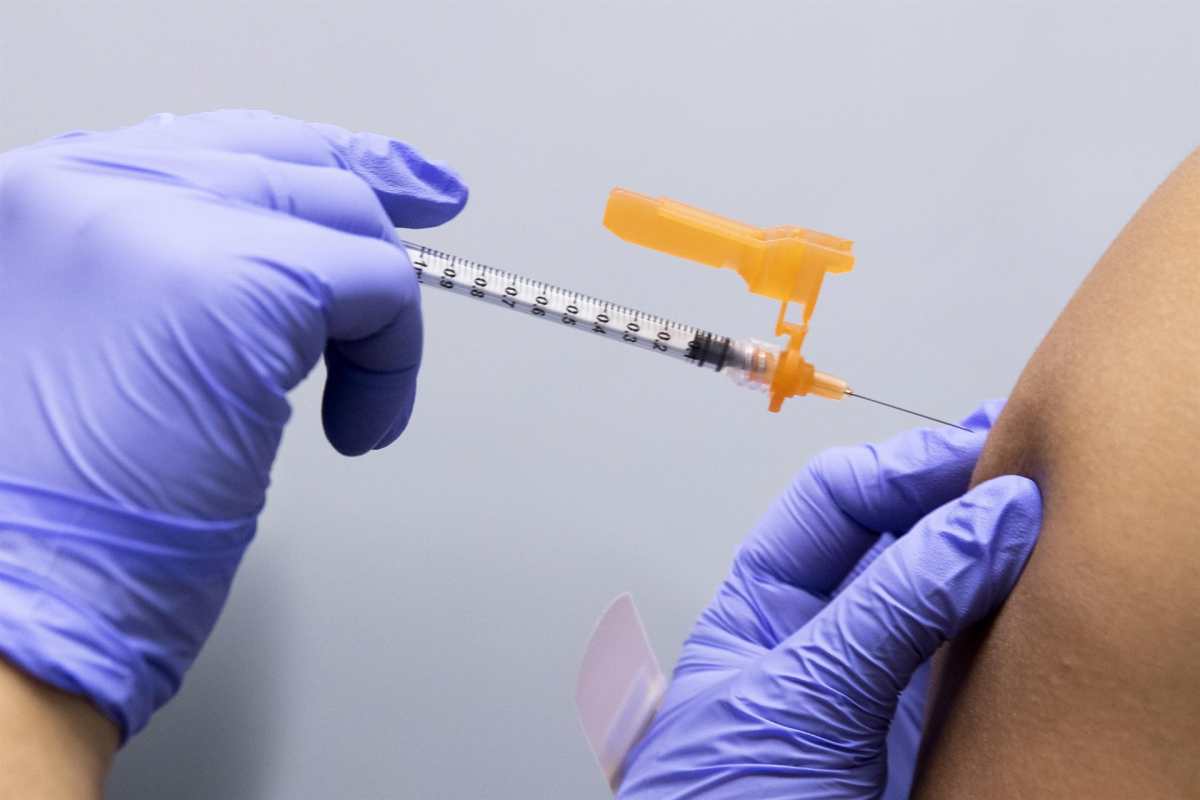 Vacuna contra el coronavirus: Estados Unidos empezará a administrar tercera dosis en septiembre (también analiza refuerzo de Johnson)