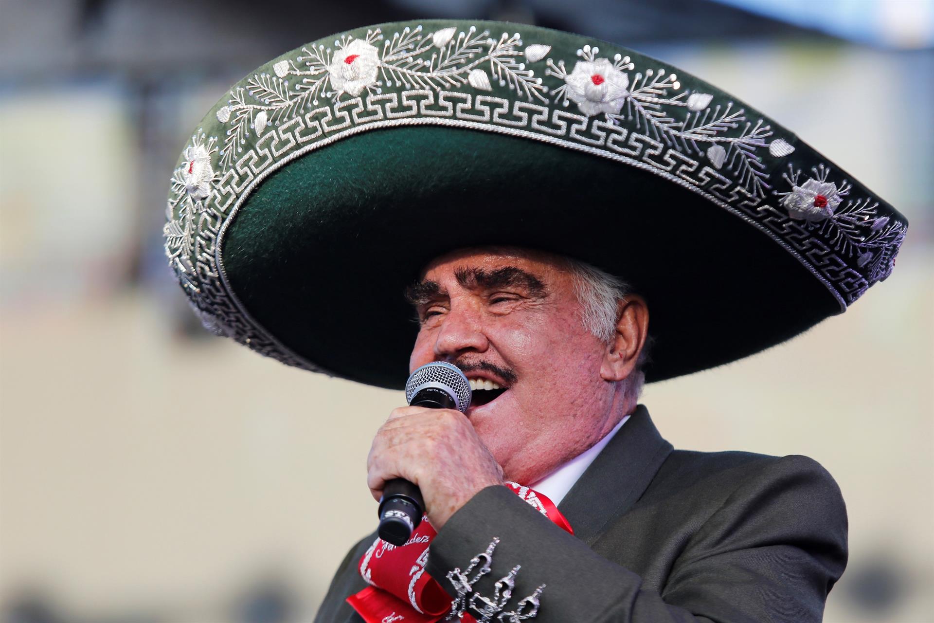 Cantante mexicano Vicente Fernández internado en condición grave, confirma familia. (Foto Prensa Libre: EFE)
