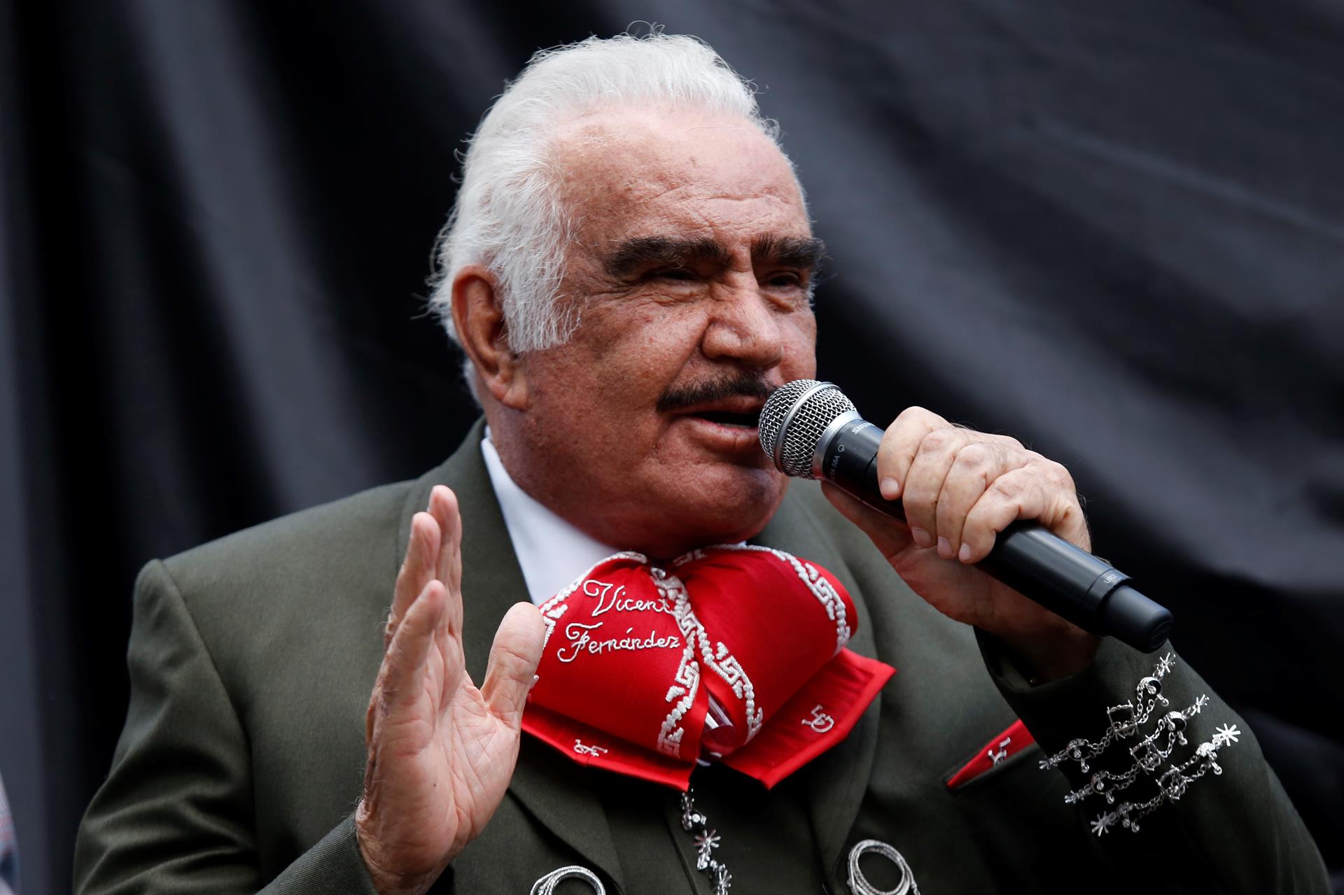 Cantante mexicano Vicente Fernández internado en condición grave, confirma familia. (Foto Prensa Libre: EFE)