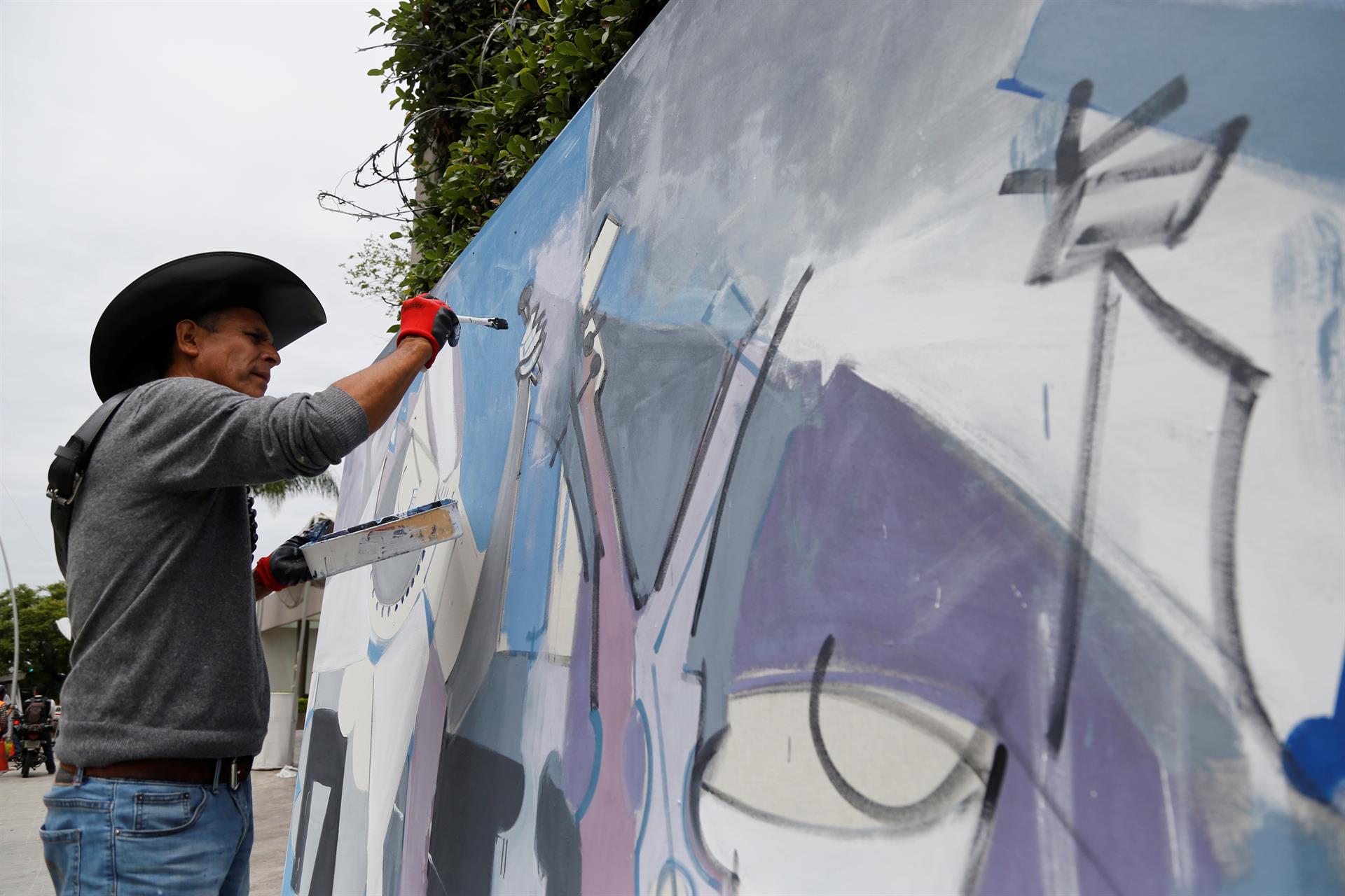 El pintor mexicano Roberto Márquez realiza un mural en honor al cantante mexicano Vicente Fernández hospitalizado en el Hospital Country 2000 de la ciudad de Guadalajara, estado de Jalisco, México. (Foto Prensa Libre: EFE)