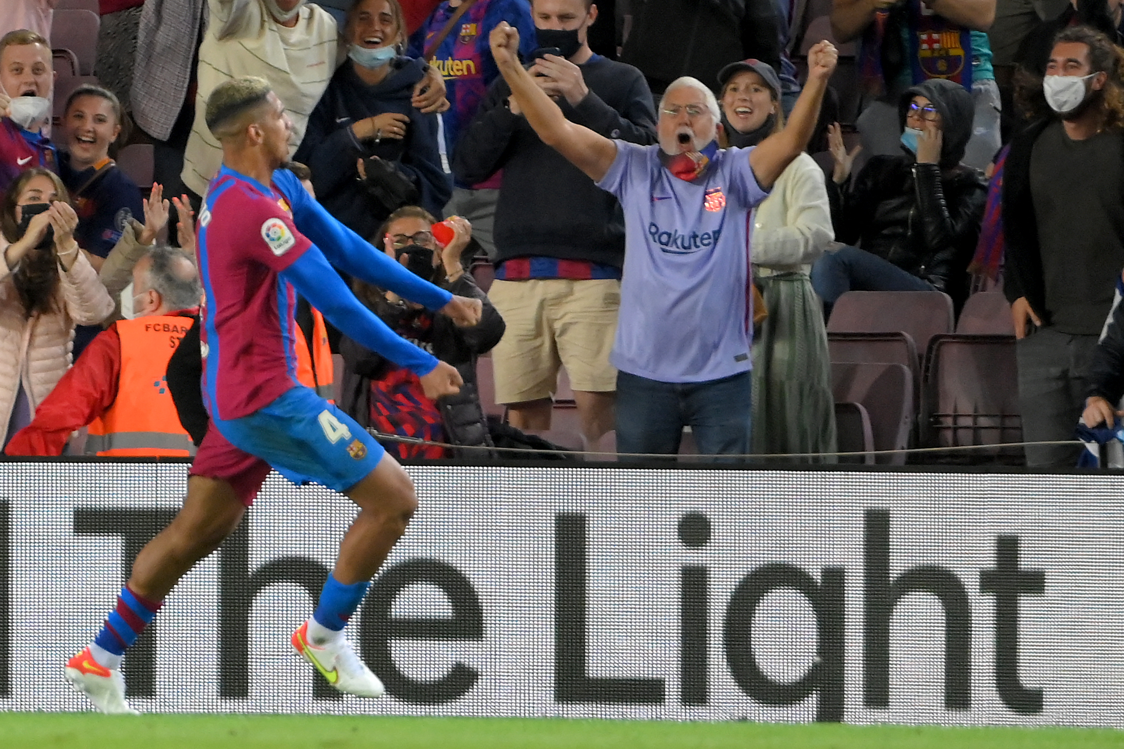 E l defensor uruguayo Ronald Araujo celbra el gol que marcó sore la hora ante el Granada en el Camp Nou. El cuadro catalán rescató un punto. Foto Prensa Libre: AFP.