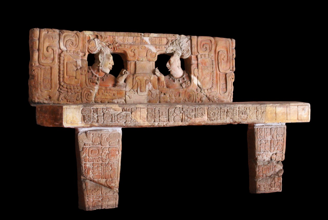El Trono I de la ciudad maya Yok'ib fue encontrado en el sitio arqueológico Piedras Negras en 1932. Desde la década de 1940 ha permanecido en las instalaciones del Munae. (Foto Prensa Libre: Cortesía MCD)