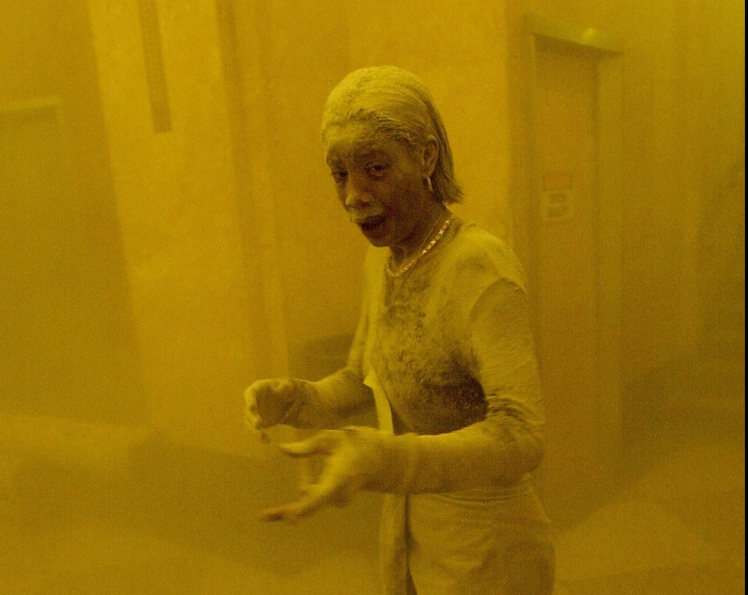 Borders fue fotografiada cuando logró refugiarse en un edificio cercano a las torres.