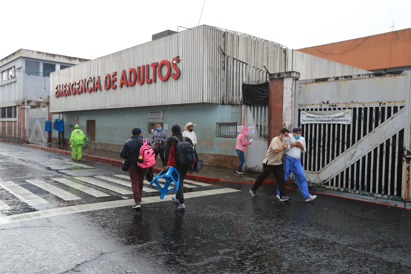 La mayoría de los hospitales nacionales está al borde del colapso, por el alza vertiginosa de contagios de coronavirus. (Foto Prensa Libre: Byron García)